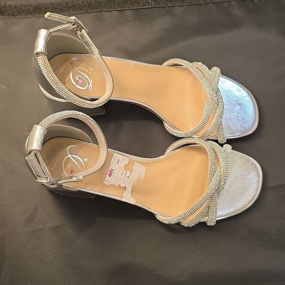 BRAND NEW DELICIOUS RHINESTONE-EMBELKISHED TRIPLE-STRAP LOW BLOCK SANDAL - Picture 4 of 16